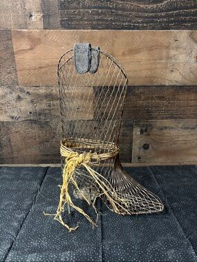 Metal wire boot decor